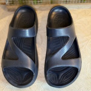 The DAWGS Women's Z Sandal Navy Women’s Size 8